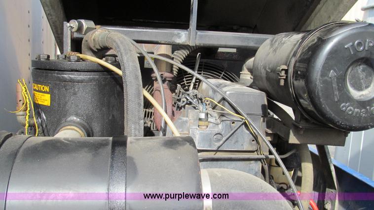 image for item G2180 2002 International 4900 bridge maintenance truck