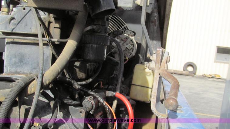 image for item G2180 2002 International 4900 bridge maintenance truck