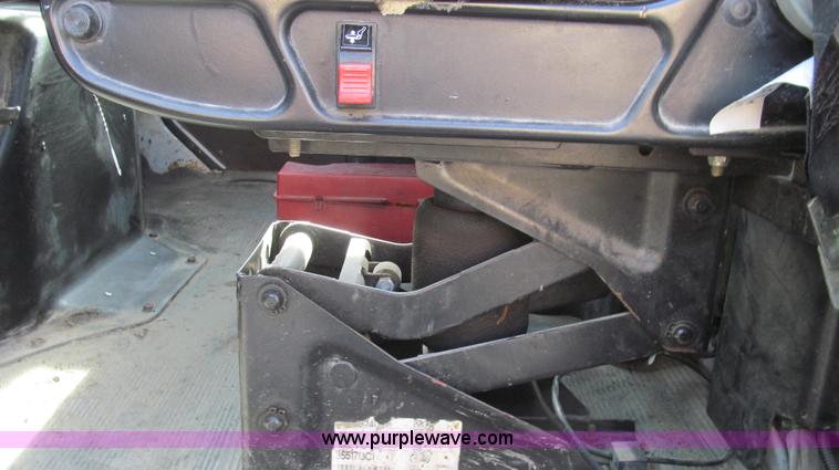 image for item G2180 2002 International 4900 bridge maintenance truck