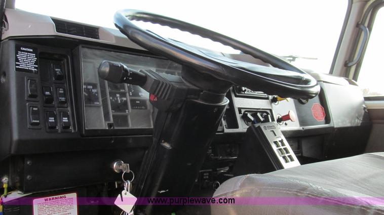 image for item G2180 2002 International 4900 bridge maintenance truck