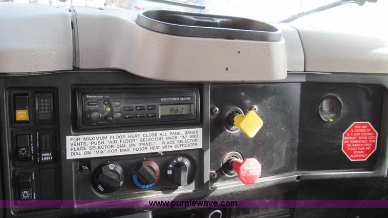 image for item G2180 2002 International 4900 bridge maintenance truck