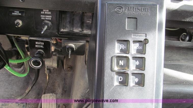 image for item G2180 2002 International 4900 bridge maintenance truck