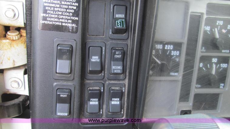 image for item G2180 2002 International 4900 bridge maintenance truck