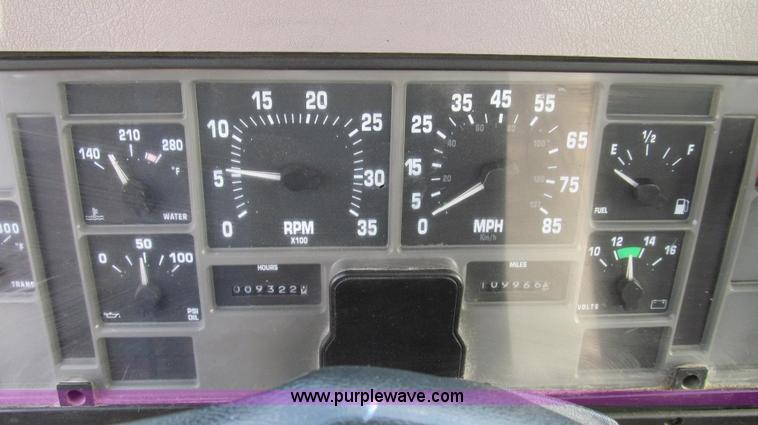 image for item G2180 2002 International 4900 bridge maintenance truck