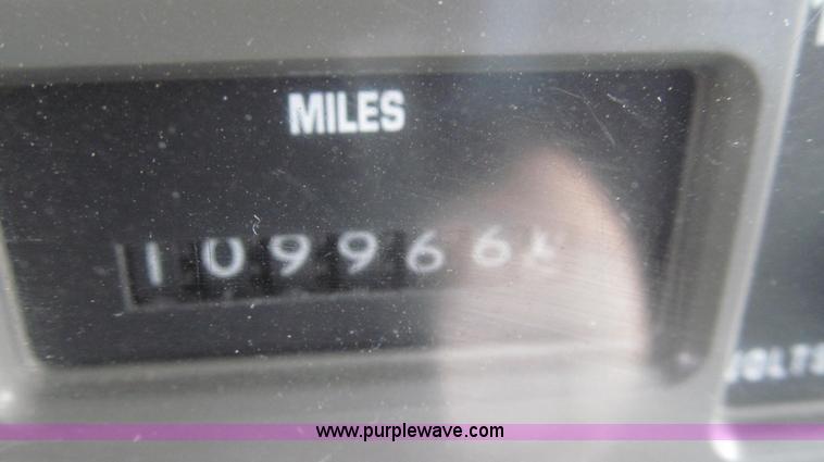 image for item G2180 2002 International 4900 bridge maintenance truck