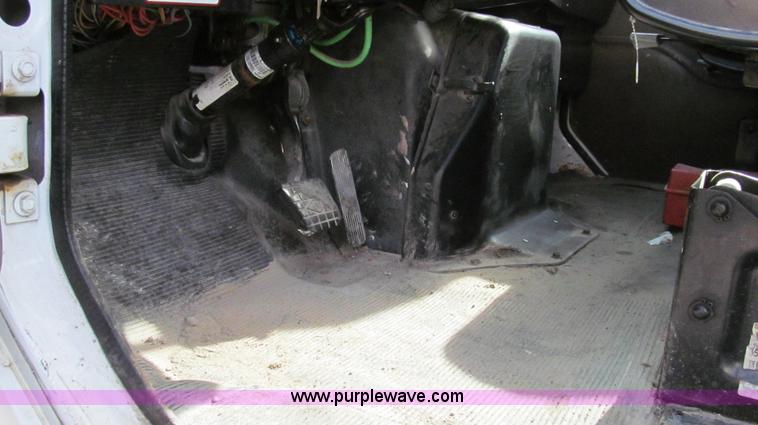 image for item G2180 2002 International 4900 bridge maintenance truck