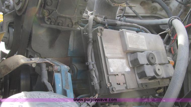 image for item G2180 2002 International 4900 bridge maintenance truck