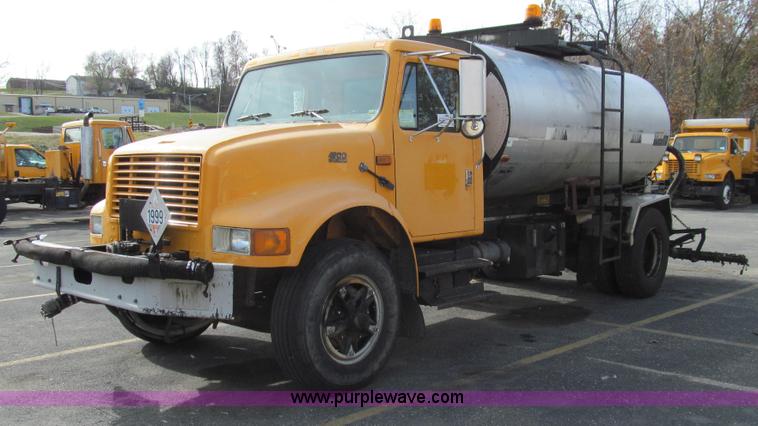 image for item G2181 1996 International 4900 oil distribution truck