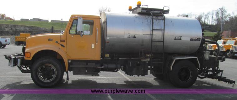 image for item G2181 1996 International 4900 oil distribution truck