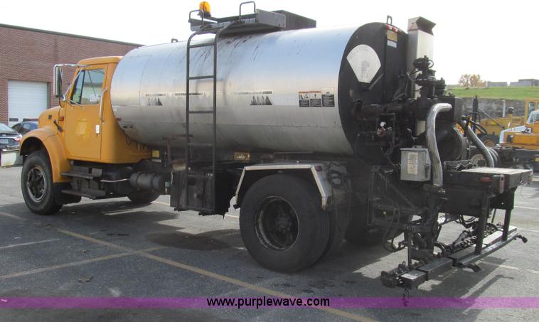 image for item G2181 1996 International 4900 oil distribution truck