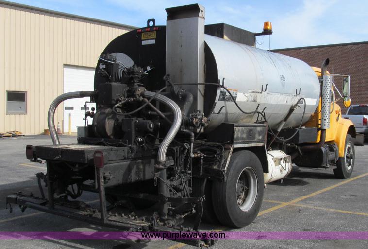 image for item G2181 1996 International 4900 oil distribution truck