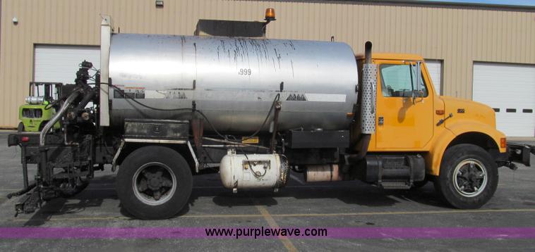 image for item G2181 1996 International 4900 oil distribution truck