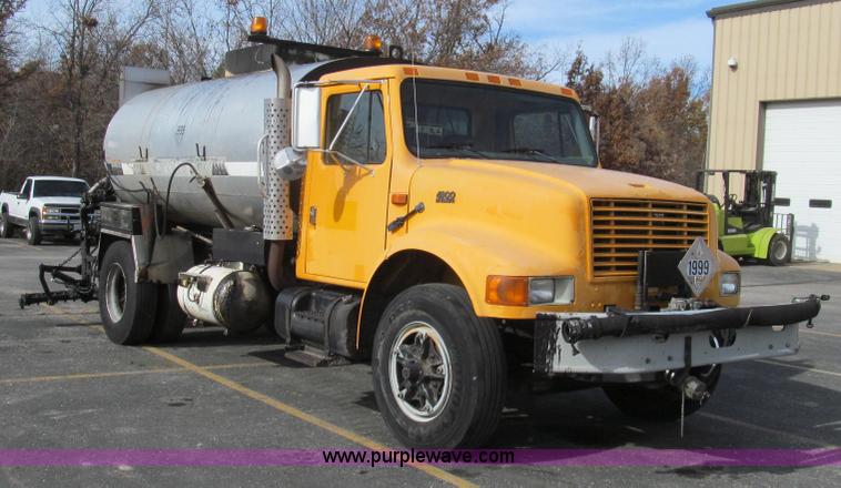 image for item G2181 1996 International 4900 oil distribution truck