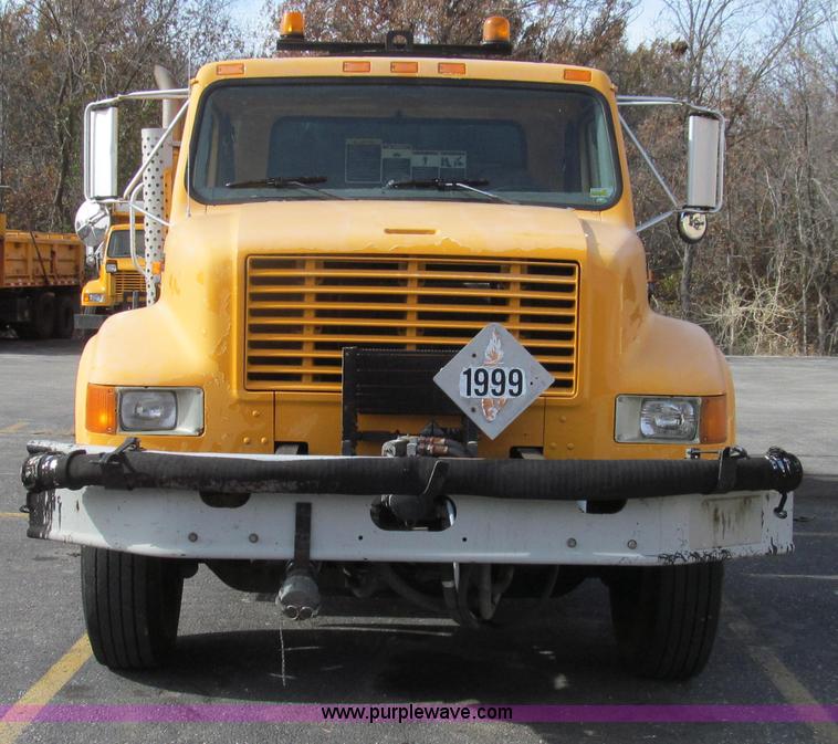 image for item G2181 1996 International 4900 oil distribution truck