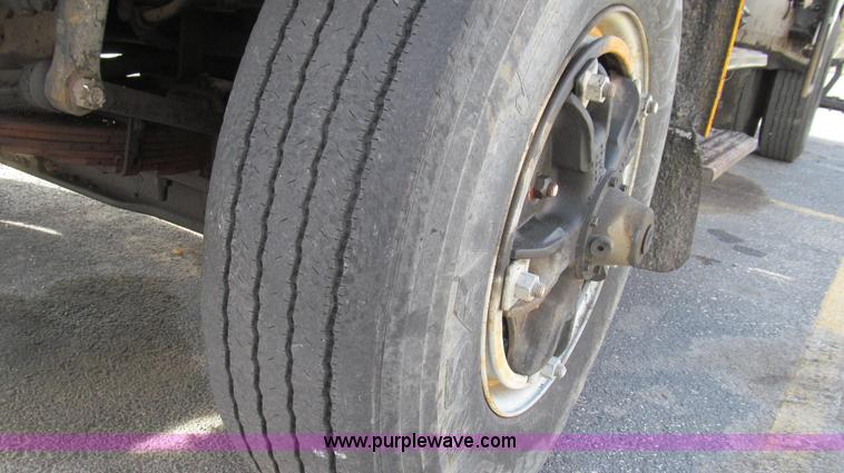 image for item G2181 1996 International 4900 oil distribution truck