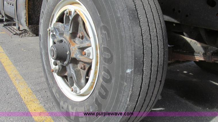 image for item G2181 1996 International 4900 oil distribution truck