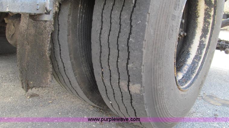 image for item G2181 1996 International 4900 oil distribution truck