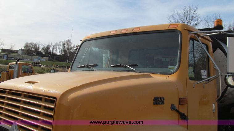 image for item G2181 1996 International 4900 oil distribution truck