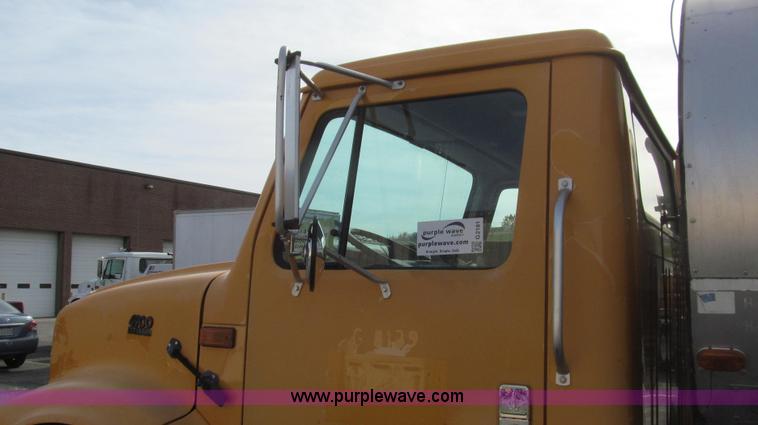 image for item G2181 1996 International 4900 oil distribution truck