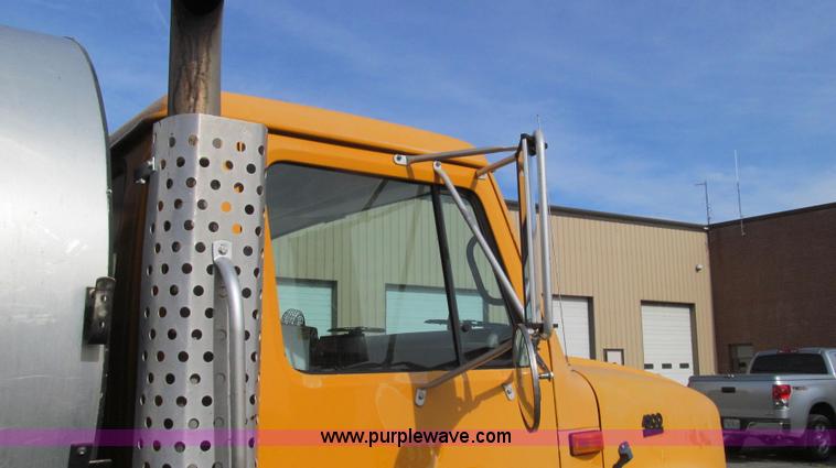 image for item G2181 1996 International 4900 oil distribution truck