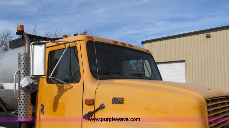 image for item G2181 1996 International 4900 oil distribution truck