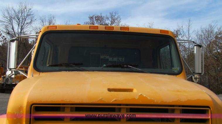 image for item G2181 1996 International 4900 oil distribution truck