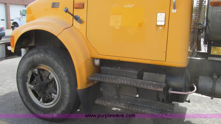 image for item G2181 1996 International 4900 oil distribution truck