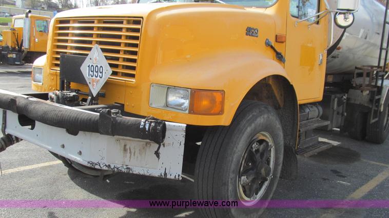 image for item G2181 1996 International 4900 oil distribution truck