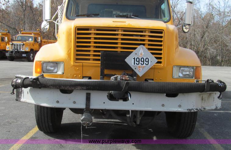 image for item G2181 1996 International 4900 oil distribution truck