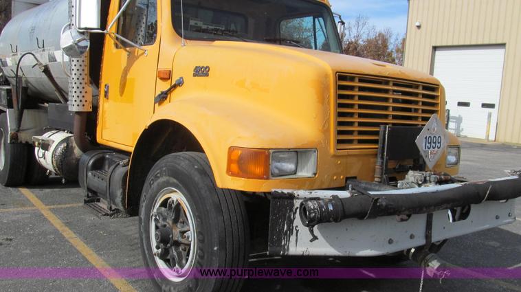 image for item G2181 1996 International 4900 oil distribution truck