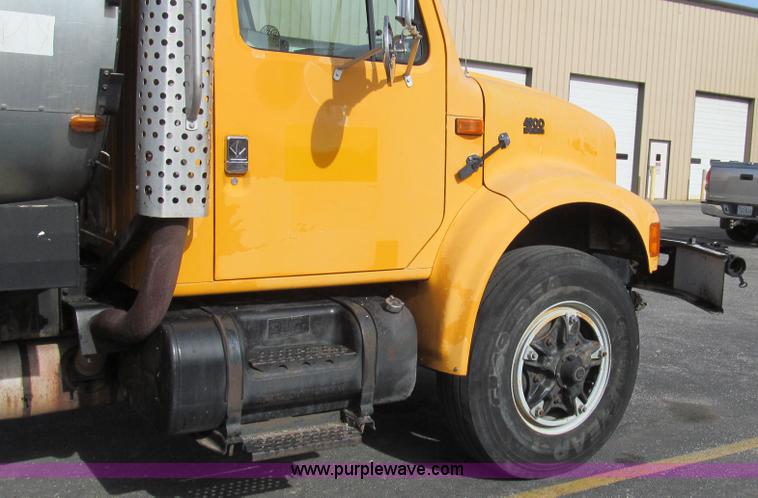 image for item G2181 1996 International 4900 oil distribution truck