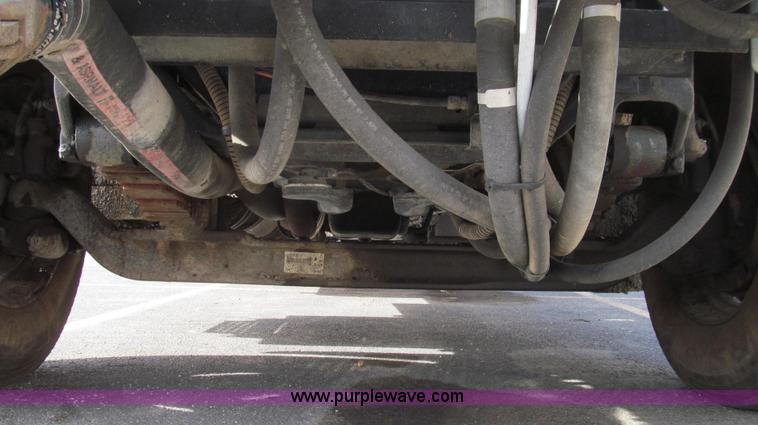 image for item G2181 1996 International 4900 oil distribution truck