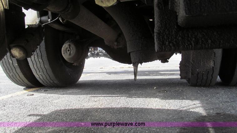 image for item G2181 1996 International 4900 oil distribution truck