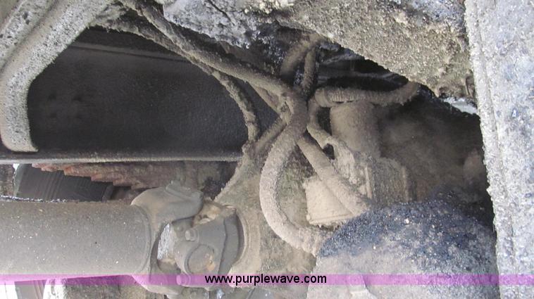 image for item G2181 1996 International 4900 oil distribution truck