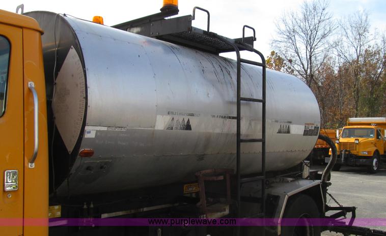 image for item G2181 1996 International 4900 oil distribution truck