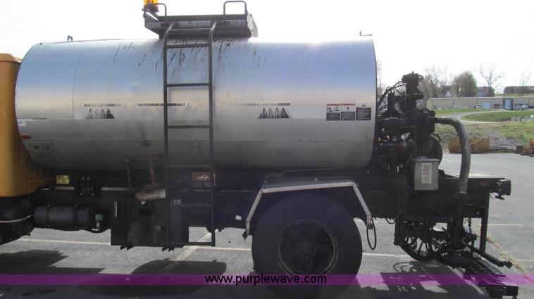 image for item G2181 1996 International 4900 oil distribution truck