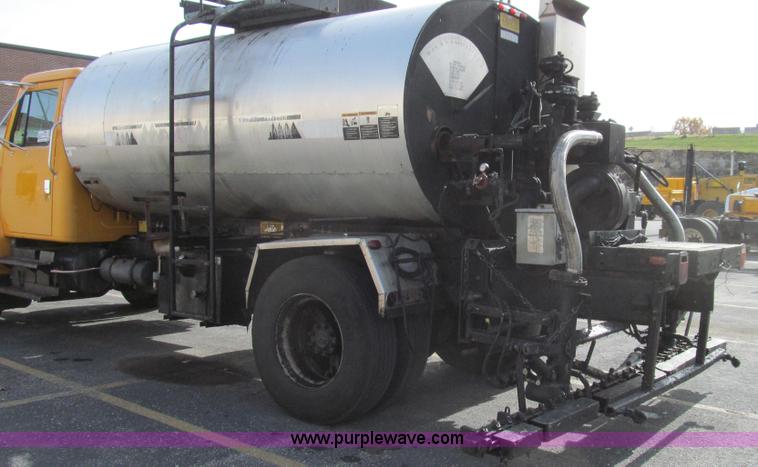 image for item G2181 1996 International 4900 oil distribution truck