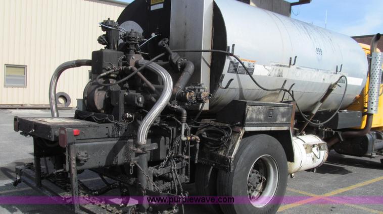 image for item G2181 1996 International 4900 oil distribution truck