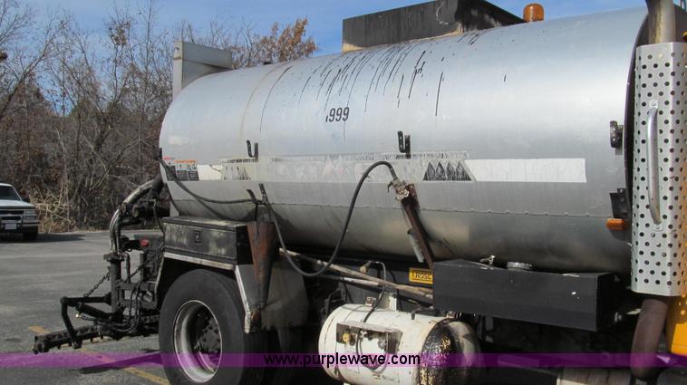 image for item G2181 1996 International 4900 oil distribution truck