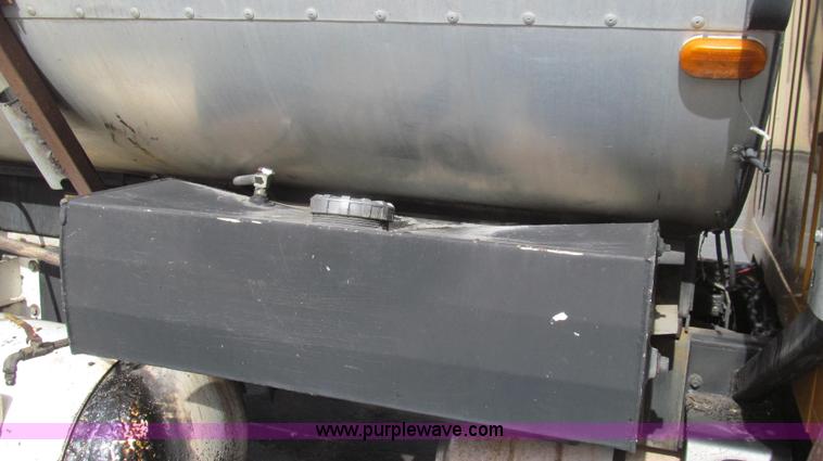 image for item G2181 1996 International 4900 oil distribution truck