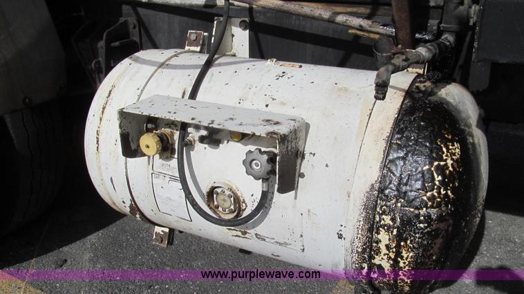 image for item G2181 1996 International 4900 oil distribution truck