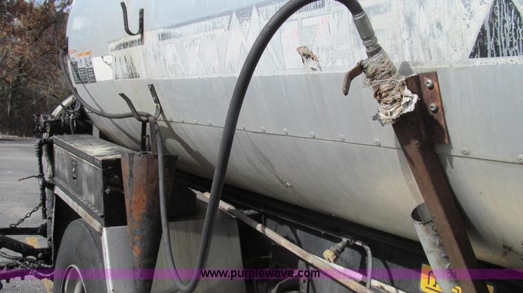 image for item G2181 1996 International 4900 oil distribution truck