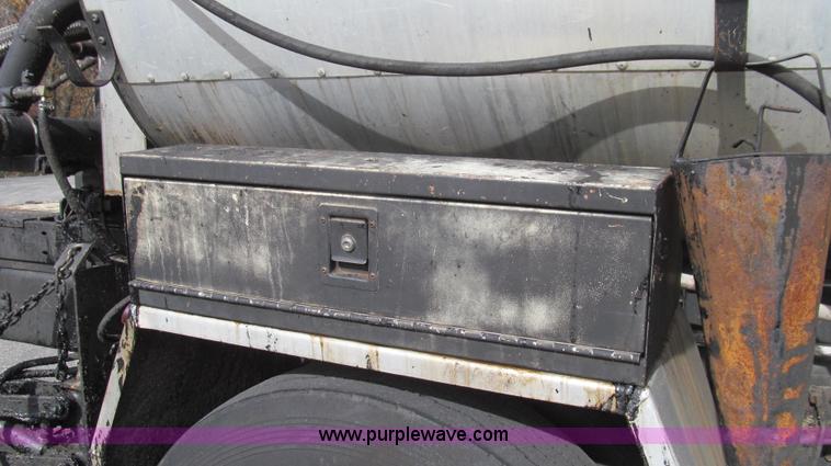 image for item G2181 1996 International 4900 oil distribution truck