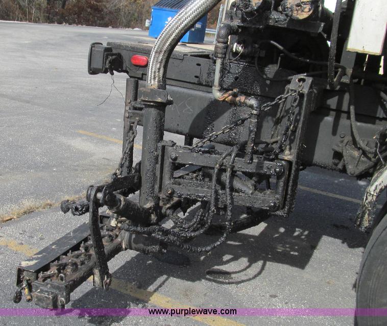 image for item G2181 1996 International 4900 oil distribution truck