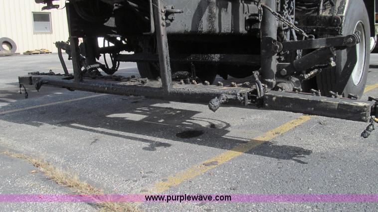 image for item G2181 1996 International 4900 oil distribution truck