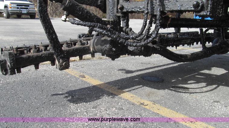 image for item G2181 1996 International 4900 oil distribution truck