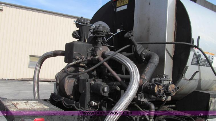 image for item G2181 1996 International 4900 oil distribution truck