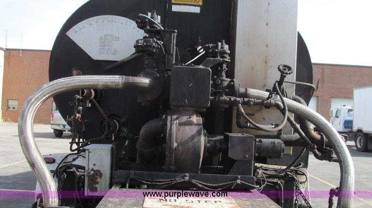 image for item G2181 1996 International 4900 oil distribution truck