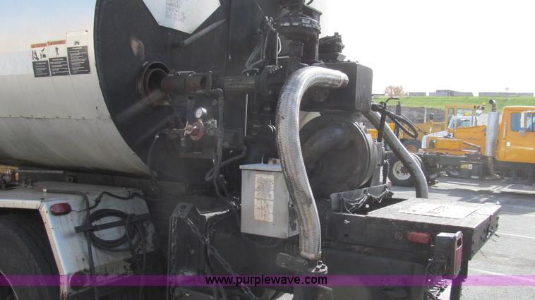 image for item G2181 1996 International 4900 oil distribution truck