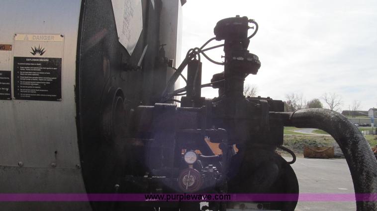 image for item G2181 1996 International 4900 oil distribution truck